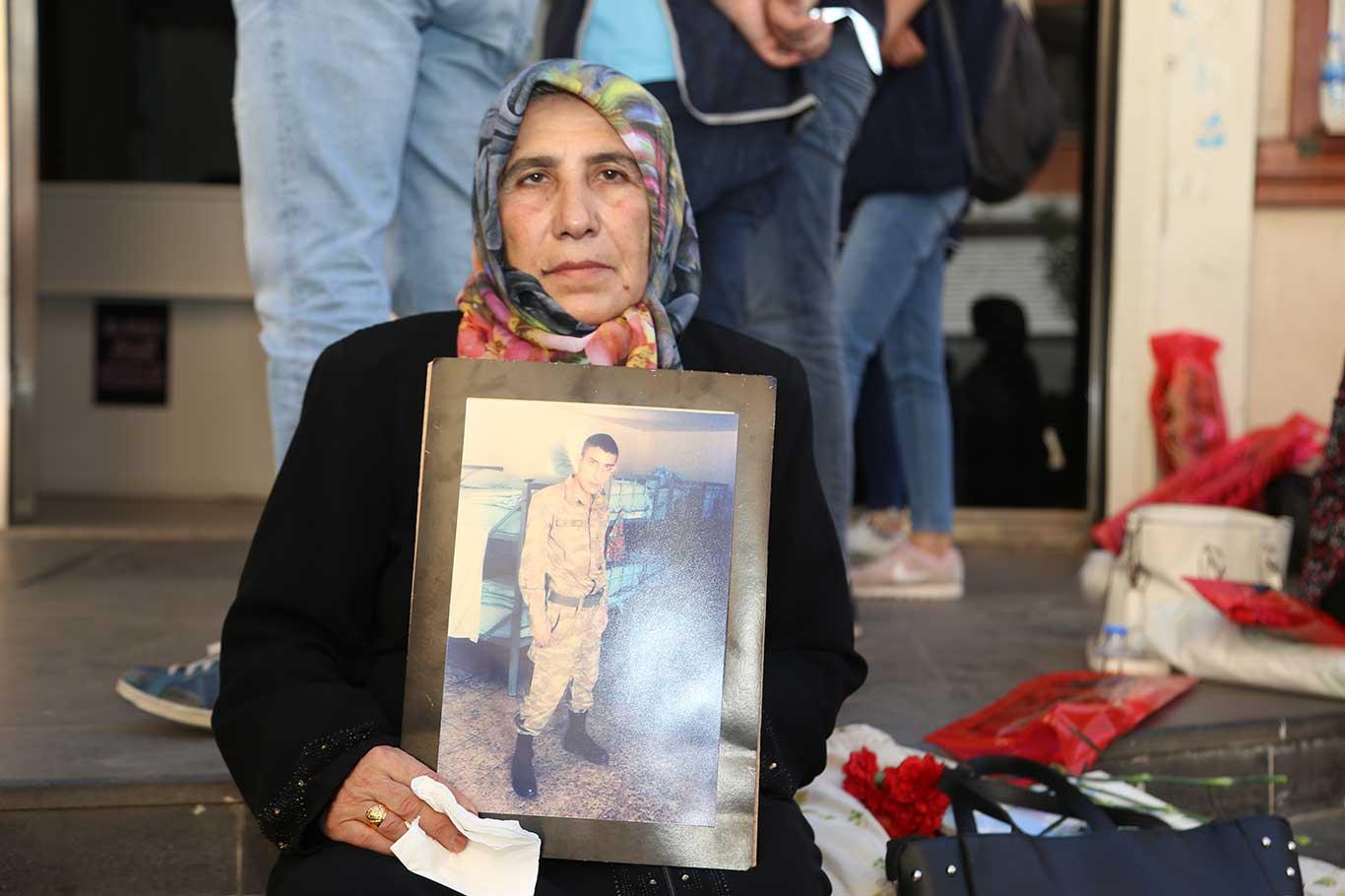 Siirt'ten gelen bir aile de oturma eylemine katıldı